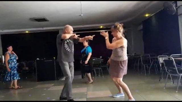 Дискотека для тех кому за 60 в Алматы Казахстан.Брат зажигает.