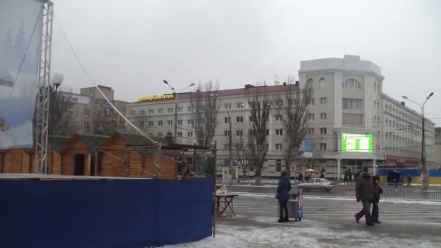 ВЛОГ.Поход на елку в Херсоне.Катаюсь на машинках и пони. смотреть онлайн