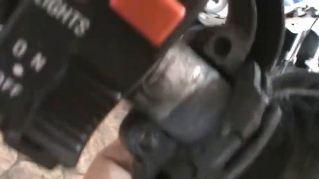 SUZUKI DR 650. ENGRASAR CABLES ACELERADOR. Video 11. Lubricate throttle cables. смотреть онлайн