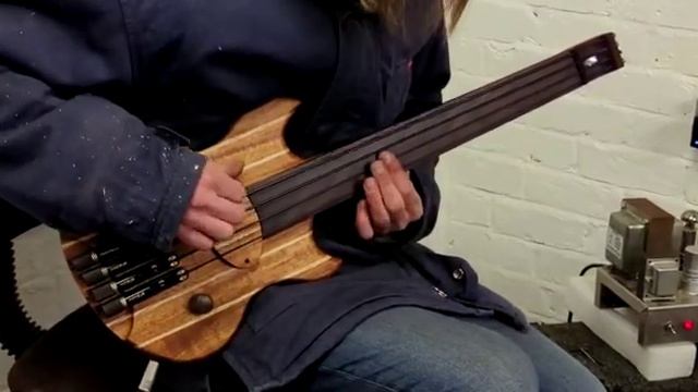 Mini bass MASSIVE SOUND | How to build guitars смотреть онлайн