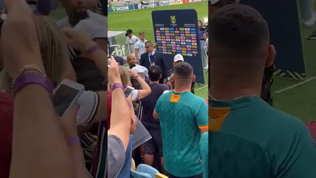 CLIMA QUENTE: TORCEDOR XINGA PINEIDA E FELIPE MELO E MANOEL SAEM EM DEFESA DO COMPANHEIRO смотреть онлайн