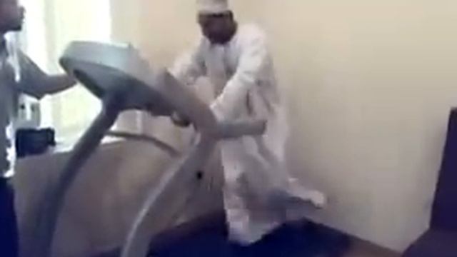 Араб на беговой дорожке! смотреть онлайн