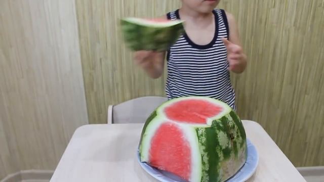 Разрезаем гигантский арбуз | Giant Watermelon | Как правильно разрезать арбуз смотреть онлайн