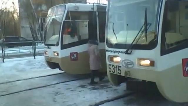 Трамвай КТМ19км 5357 не может сдвинутся с места. смотреть онлайн