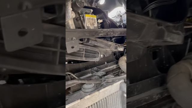 The easiest way to remove BMW 750 Headlight bulb￼?#bmw ￼ смотреть онлайн