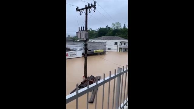 Города завалило. Они уходят под воду Режим ЧП Нечем дышать Прорыв Другой Мир Бразилия Мексика Вулка смотреть онлайн