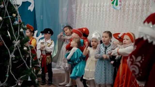 По белому снегу идет Новый год Песня детская смотреть онлайн