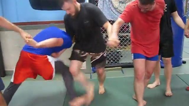 Подвижные игры для единоборцев- "Пятнашки стопой в кругу". смотреть онлайн