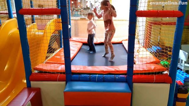 ?УЧИМ ЦВЕТА ? и Играем На Детской Площадке ?♀️ Детская Игровая Комната ⚪?? Цветные Шарики смотреть онлайн