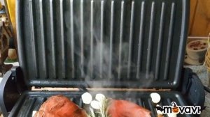 Готовлю тунец на гриле.