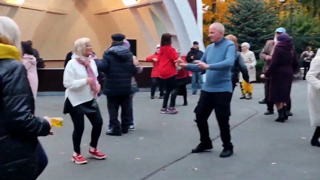 ЛИСТЬЯ ЖЁЛТЫЕ НАД ГОРОДОМ КРУЖАТСЯ! ТАНЦЫ ХАРЬКОВ УКРАИНА НОЯБРЬ 2023 #dance #kharkiv смотреть онлайн