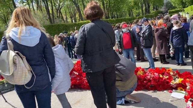 День Победы в Киеве: Вечный огонь на могиле неизвестного солдата. смотреть онлайн