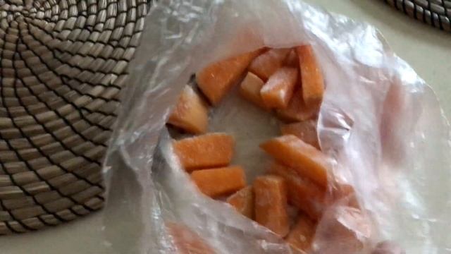 Кормление Анциструса мороженной Тыквой смотреть онлайн