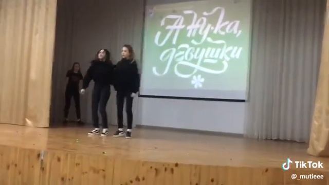 Выступление в школе ?✨ #танцы #танцы2019 #тикток смотреть онлайн