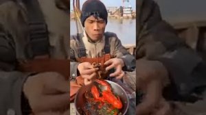 Китаец ест морепродукты