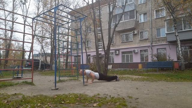 50 Параллельных подтягиваний/100 Отжиманий от пола на время:6:46 min/мин. смотреть онлайн