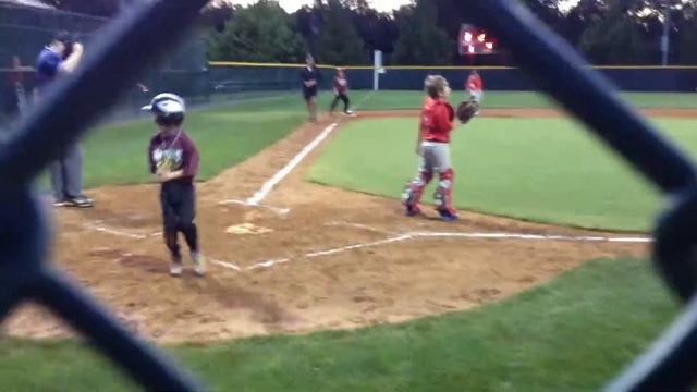 Ethan scores the last run in the game смотреть онлайн