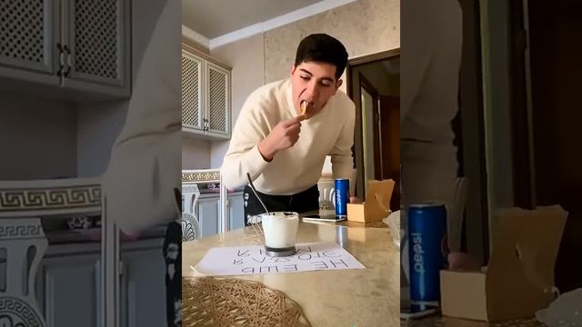 Смешные видео приколы не ешь а то козленочком станешь , смотреть онлайн