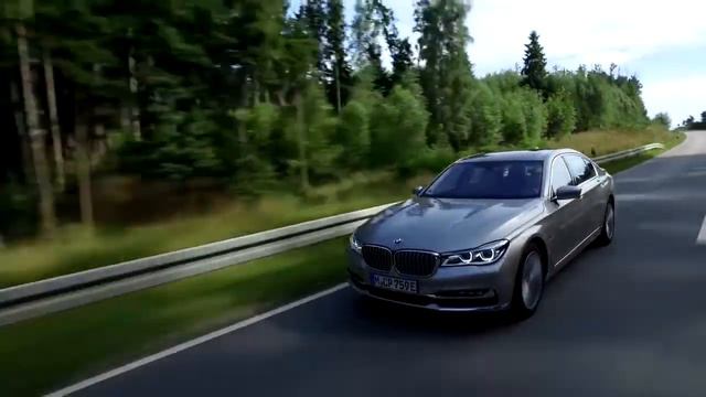 2017 BMW 7 Series vs 2018 Mercedes S500 смотреть онлайн