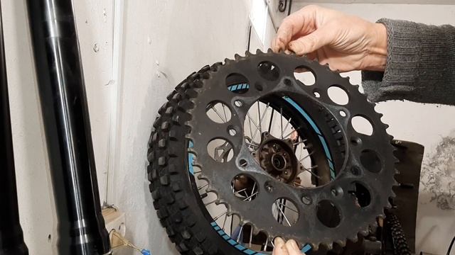 Regulmoto zr250. Замена ведомой звезды с 50ти , на 39 зубьев. смотреть онлайн