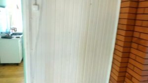 Металлическая печь для дачи и кирпичным теплоаккумулирующим щитком.