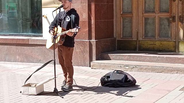 зажег певец на Арбате 🎸🔥 Когда твоя девушка больна (кавер на Кино) смотреть онлайн