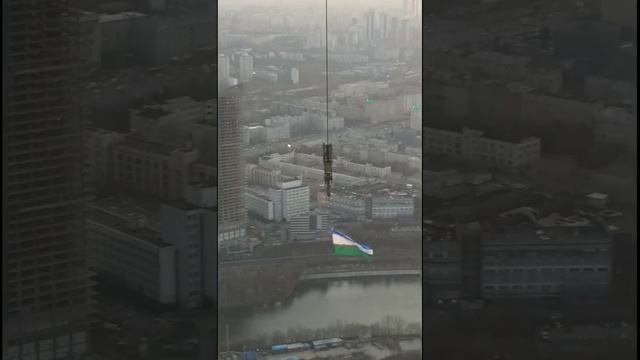 Новости сегодня Граждане Узбекистан повесили флаг на крана