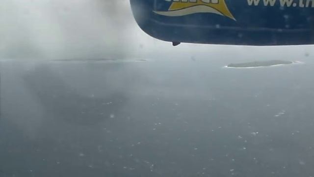 Мальдивы. Самолёты взлетают и садятся по воде. Острова, океан с высоты птичьего полёта смотреть онлайн