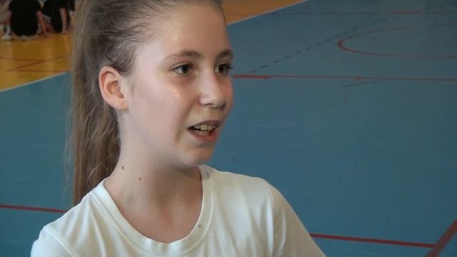 Сальских девчонок в спорткомплексе учат играть в волейбол смотреть онлайн