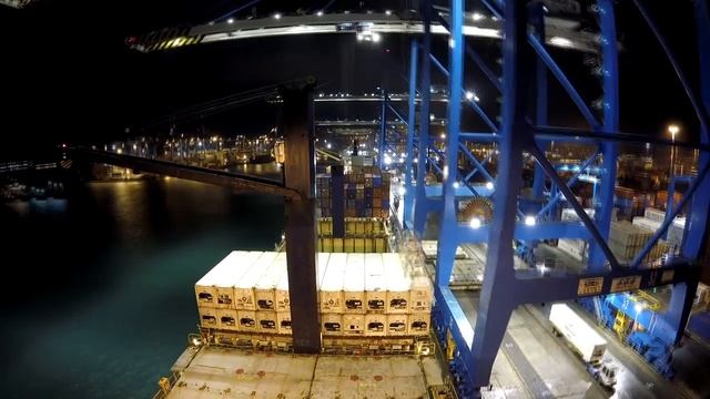 Freeport (Malta) - Entering/Cargo Ops/Departure [timelapse] Loading and Discharging containers смотреть онлайн