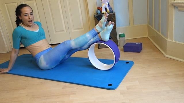 How to Use the Yoga Wheel -Core Workout смотреть онлайн