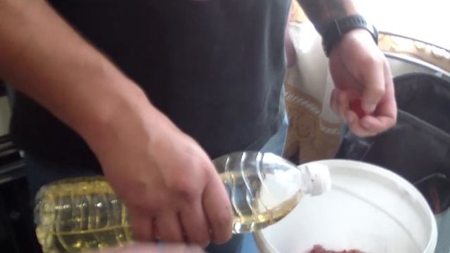 Свинина,Телятина на углях в разных маринадах с некрасивым бородатым парнем смотреть онлайн