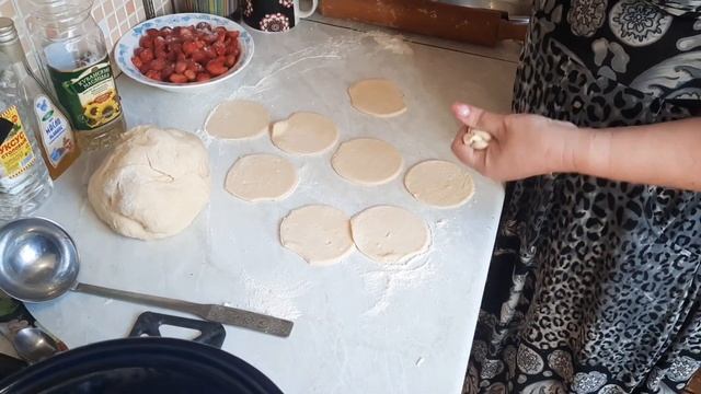 Вареники с клубникой смотреть онлайн