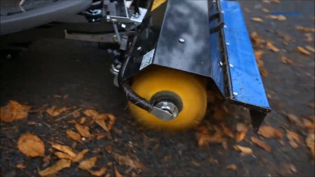 Райдер Husqvarna с навесной щеткой смотреть онлайн