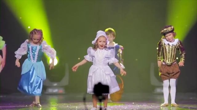 Дети танцуют. Маленькая девочка классно танцует золушку смотреть онлайн