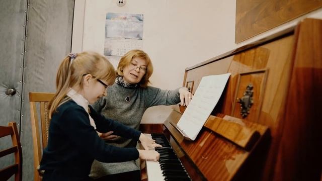 Один день из жизни учителя гимназии-колледжа искусств (к 8 Марта) смотреть онлайн