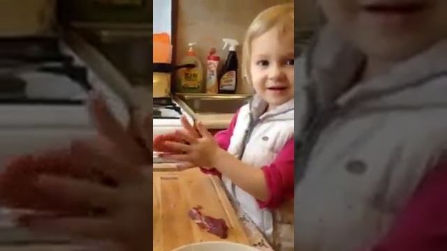 Соня Карпухина- готовит для папы вкусное мясо смотреть онлайн