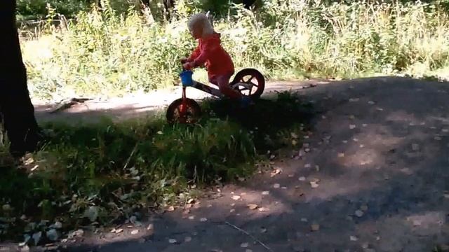 Vlog обучаем катанию с горок на беговеле. Уроки от Ники. смотреть онлайн