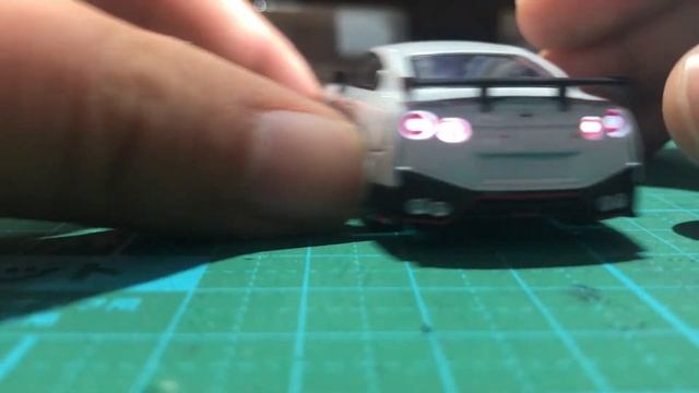 Kyosho 1/64 Diecast Nissan R35 GT-R NISMO-led lighting смотреть онлайн