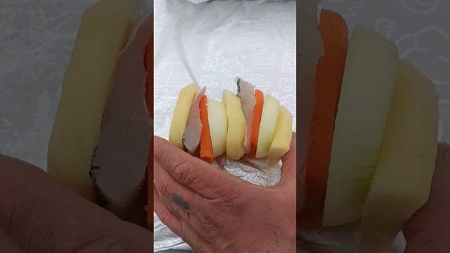 запечённая рыба с овощами в фольге на углях смотреть онлайн