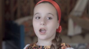 В горнице моей светло.