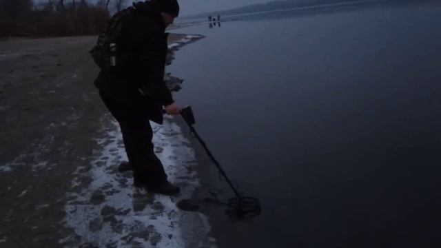 Поиск с металлоискателем на пляже.. 15.01.23г.Походили часик. Смотрим. смотреть онлайн