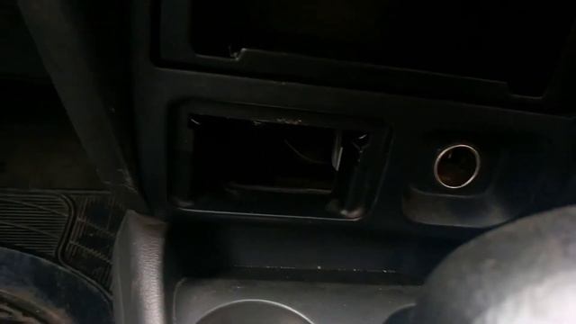 Замена лампочки в механизме управления печкой Mazda Familia смотреть онлайн