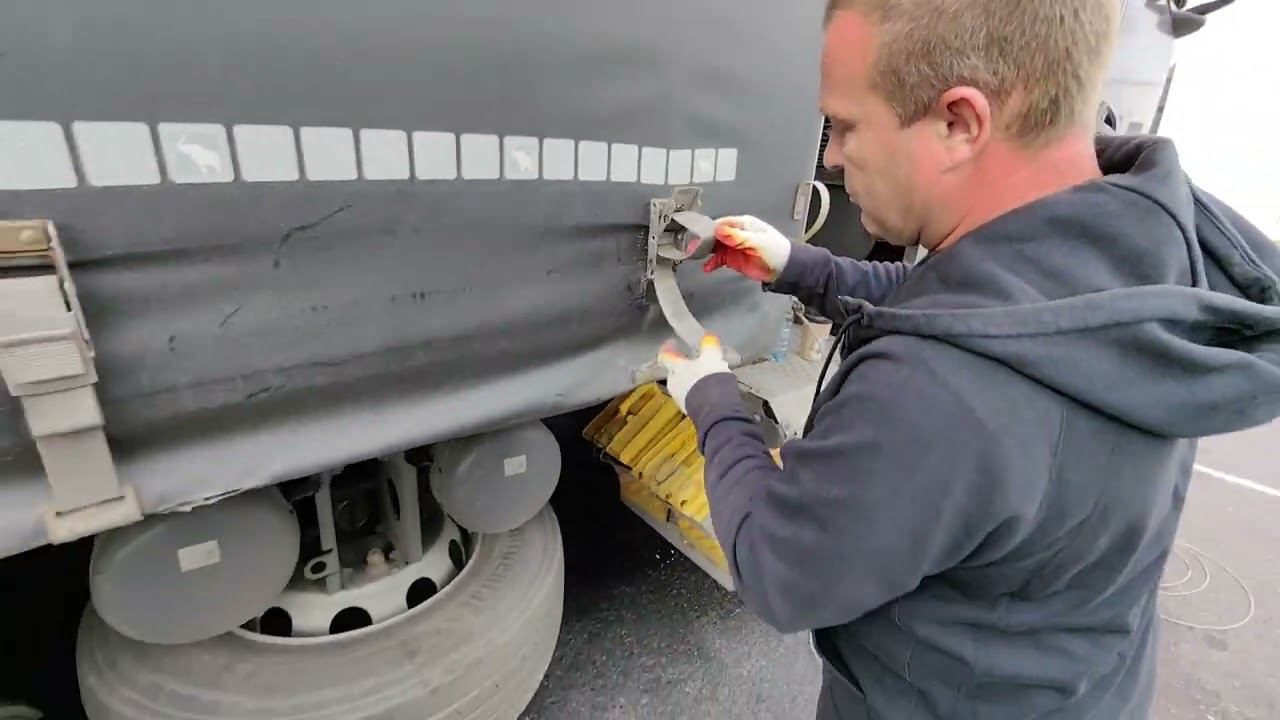 Обучение стажёра вождению. Пробует пользоваться моторным тормозом. Учимся растентовывать полуприцеп. смотреть онлайн