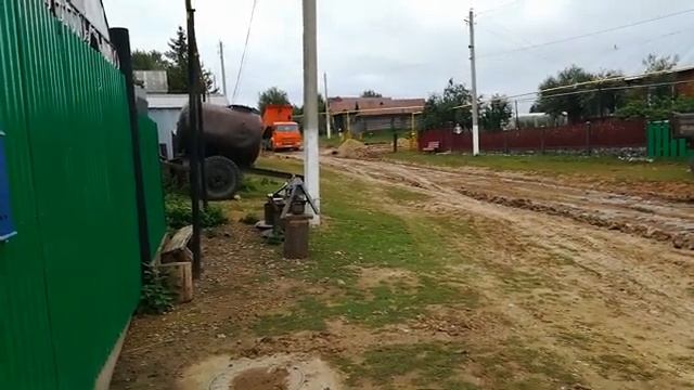 Дорога дошла и до нас. Засыпка щебнем деревенской дороги. смотреть онлайн