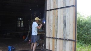 Распашные ворота для гаража своими руками, без опыта. Монтаж в деревянный гараж.