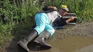 Лежит мужик ничей!Прикол для поднятия настроения! смотреть онлайн