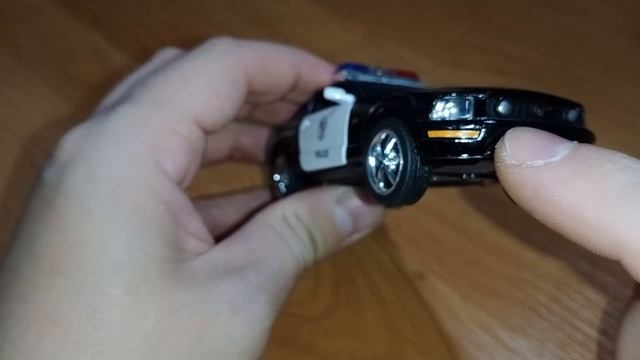 Обзор масштабной модели полицейского автомобиля Ford Mustang.mp4 смотреть онлайн