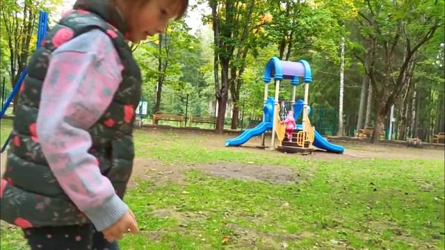 Настя Матвей и Полина играют и гуляют в парке смотреть онлайн