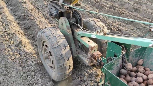 ПОСАДКА КАРТОФЕЛЯ САМОДЕЛЬНЫМ МОТОБЛОКОМ 2021 смотреть онлайн